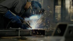 Уряд продовжив бронювання працівників критичних підприємств до 31 березня