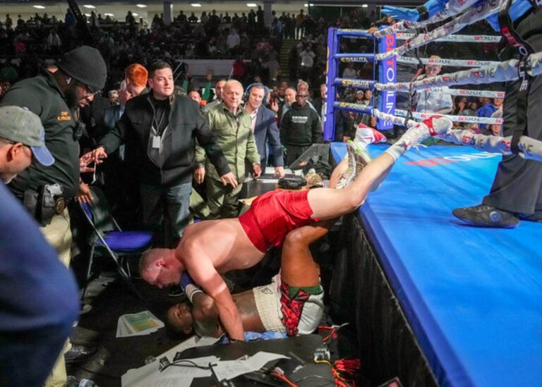 Бій суперважковаговиків завершився дискваліфікацією: обоє вилетіли з рингу