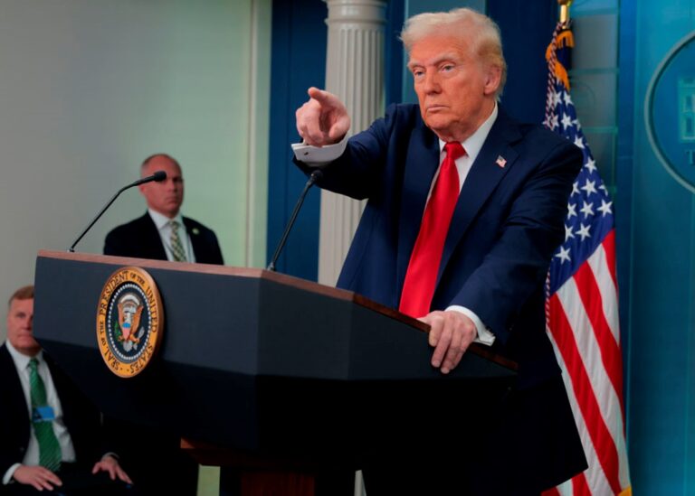Трамп погрожує знищити Іран у разі замаху на нього
