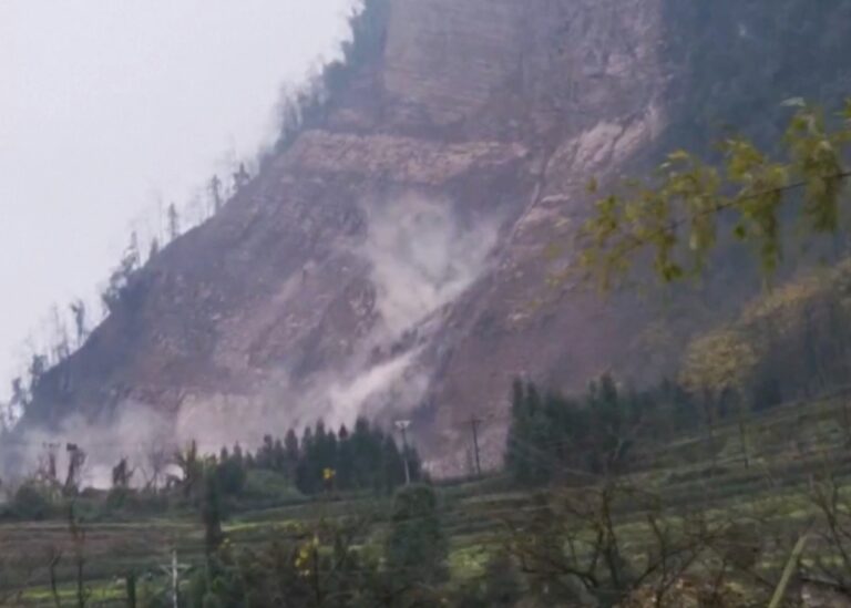 У Китаї через зсув ґрунту зникли безвісти десятки людей