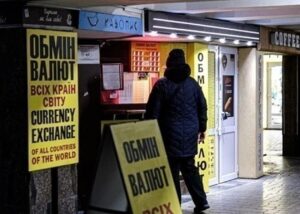 Долар відновив зростання після різкого зниження