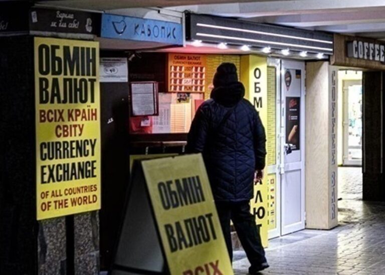 Долар відновив зростання після різкого зниження