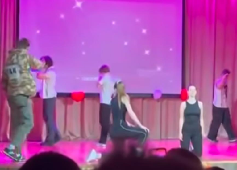 Школяри показали сценку з побиттям працівника ТЦК