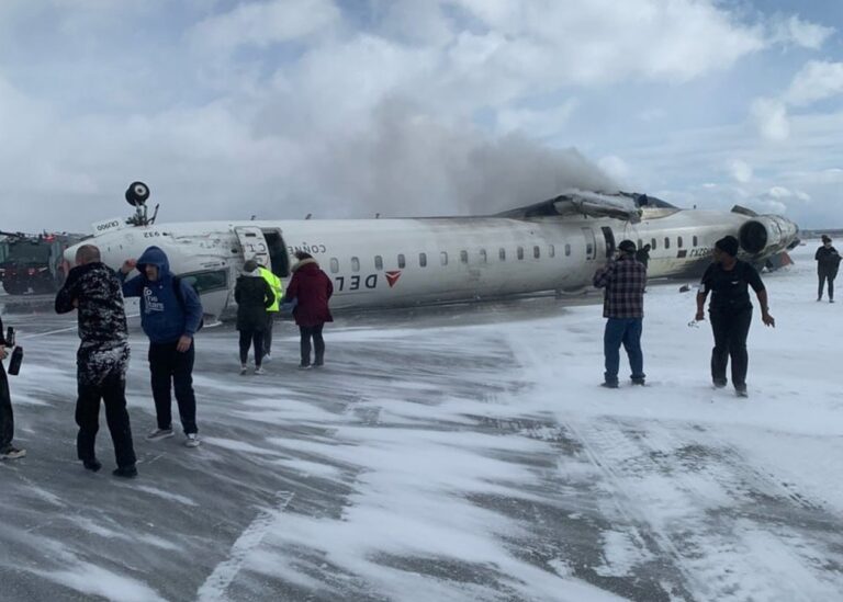 Літак перекинувся вгору дном в аеропорту Торонто