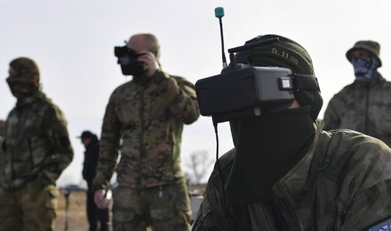 Вісім російських операторів дронів втратили зір через вибухи FPV-окулярів