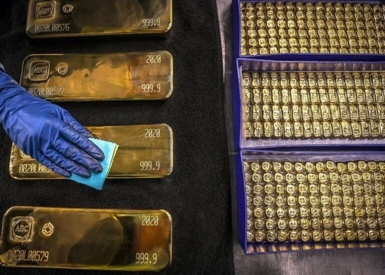 Золото рекордно дорожчає через заяви Трампа