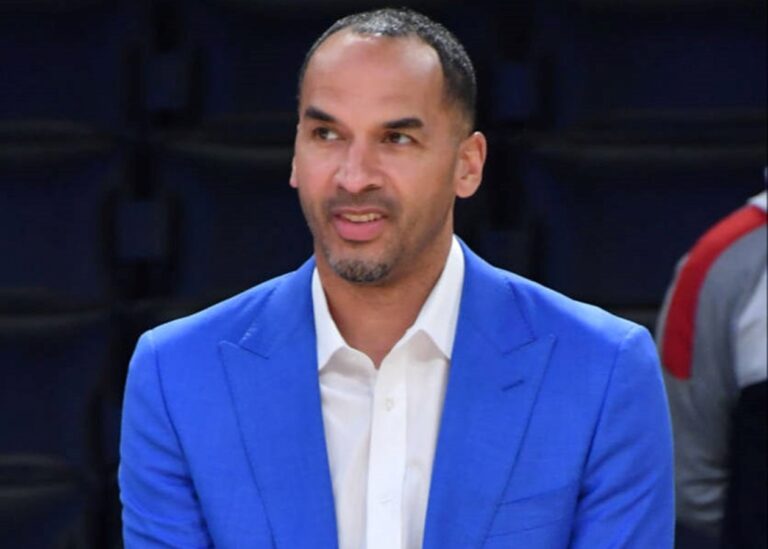 Фанати Лейкерс "гарно" зустріли генменеджера, який віддав їм Дончіча