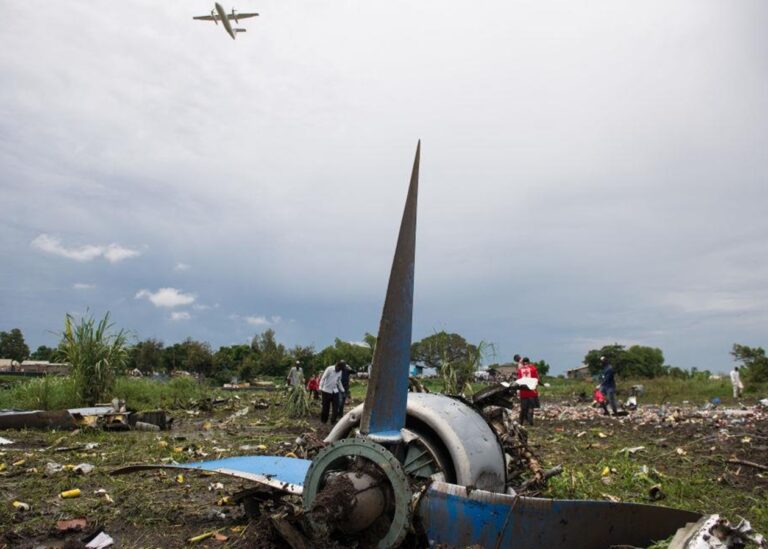 У Судані впав літак з генералом, десятки жертв