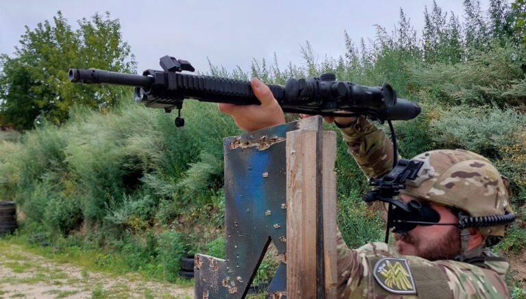 В Україні розробили приціл “ГЛЯДАЧ”, з яким можна стріляти з-за укриття