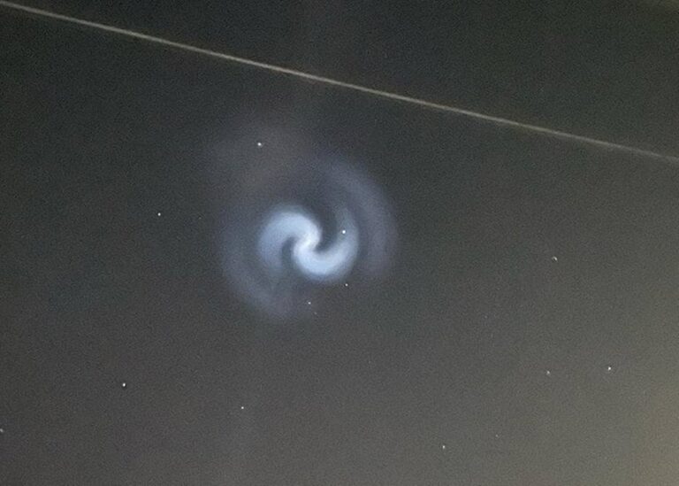 Українці побачили у небі незвичні спіралі