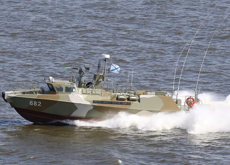 У ГУР показали, як знищили десантні катери у Криму