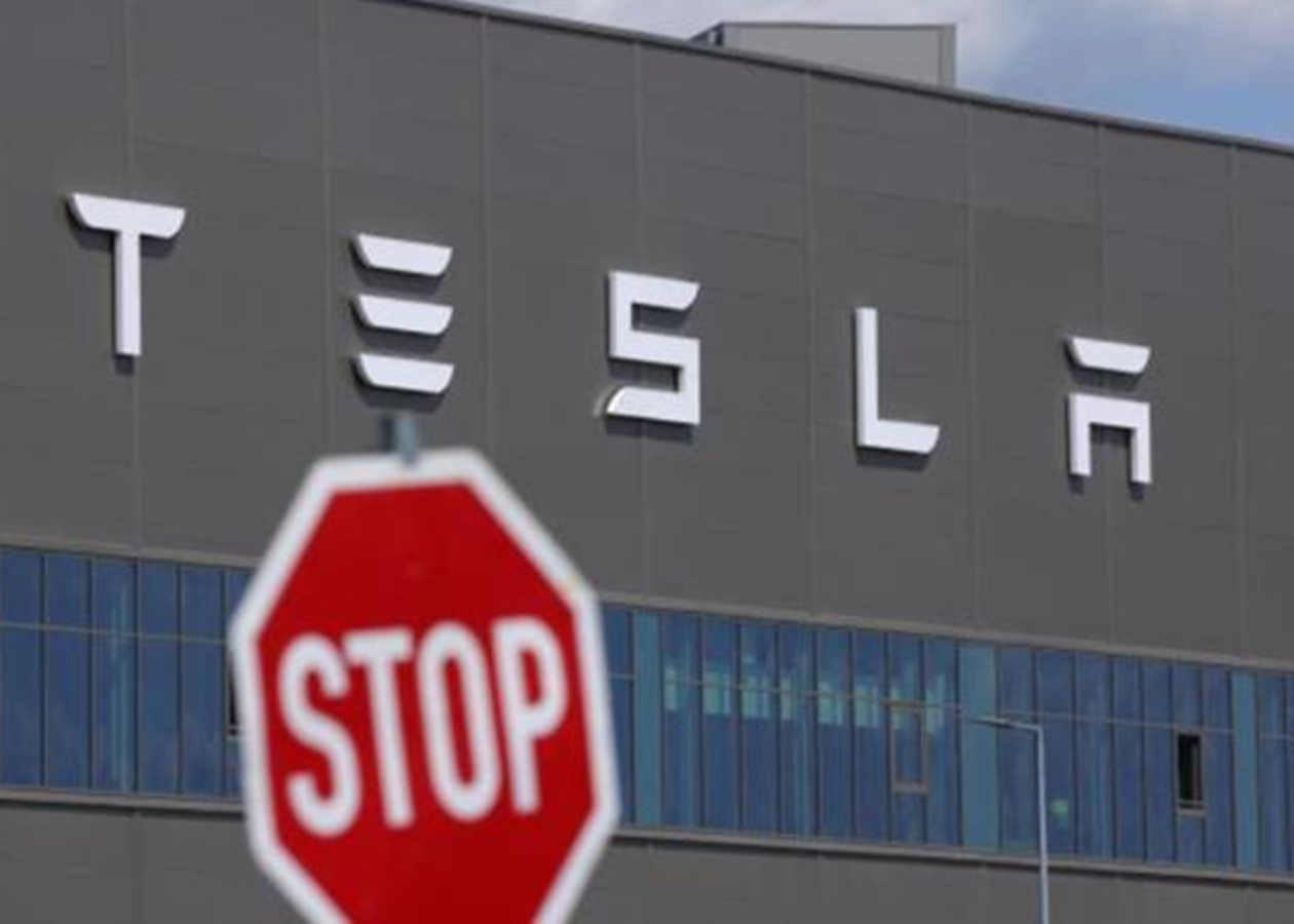 Продажі авто Tesla впали до трирічного мінімуму