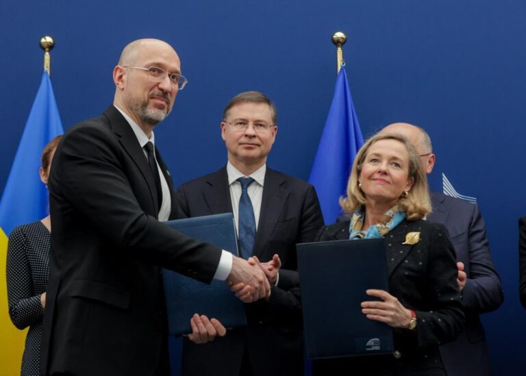 Україна і ЄІБ підписали угоди на 300 млн євро