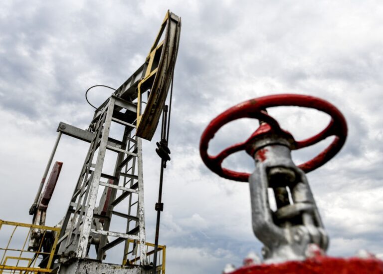 Китай скоротив закупівлі російської нафти на 15%