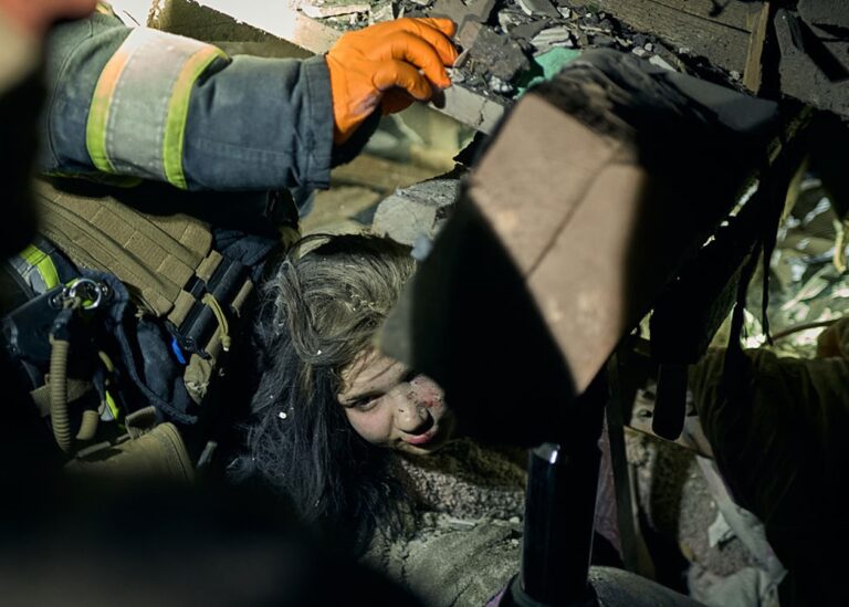 СюжетЖертви і руїни. Масований повітряний удар. 18+