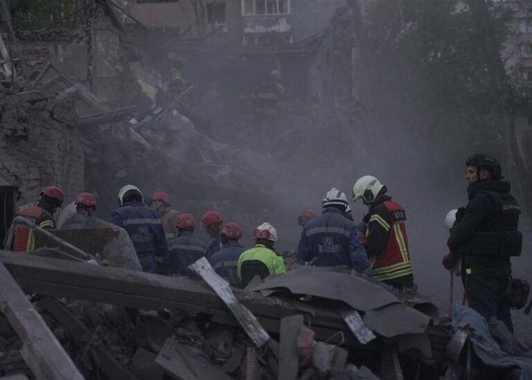 В Києві розбирають завали: підтверджена смерть восьми людей