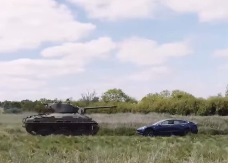 Ветеран Другої світової танком переїхав авто Tesla