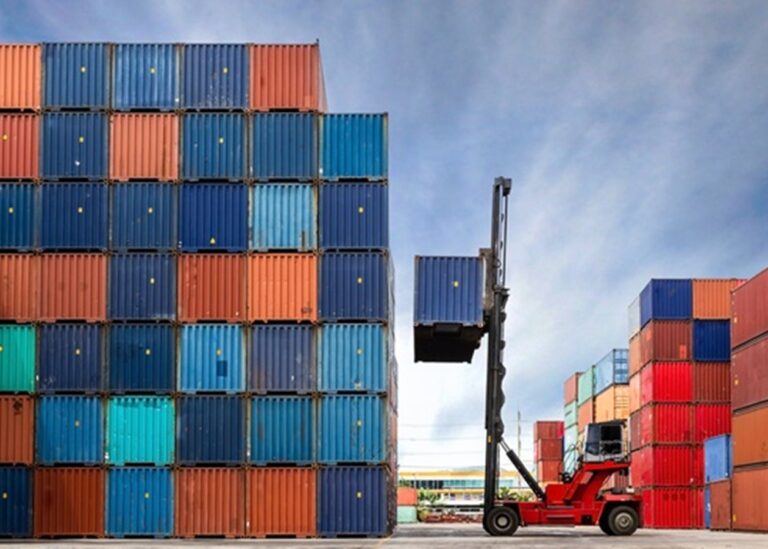 Найбільше за останні п'ять років: експорт до США з Китаю обвалився