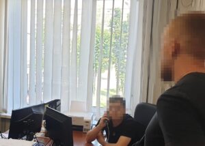 На Дніпропетровщині правоохоронець за гроші видаляв дані про ухилянтів