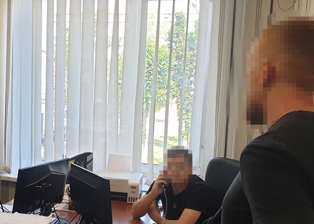 На Дніпропетровщині правоохоронець за гроші видаляв дані про ухилянтів