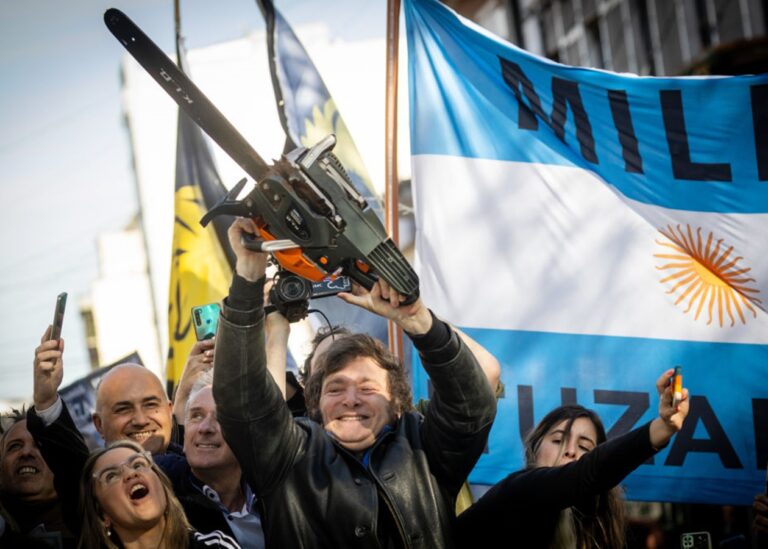 Ефект бензопили Мілея: інфляція в Аргентині впала нижче 2%