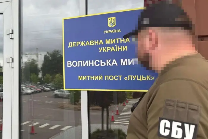Правоохоронці проводять масштабні обшуки на митницях у трьох областях України