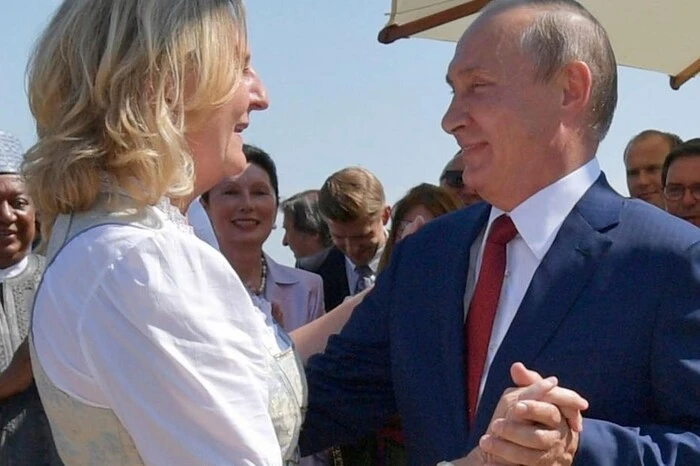 Ексглава МЗС Австрії оселилася в Росії та ходить до церкви з котом
