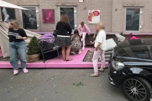 У Києві Mercedes влетів у літню терасу кафе, є потерпілі