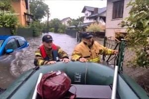 Негода на Львівщині: рятувальники на човнах евакуюють людей та тварин (фото)