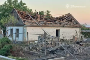 Нічна атака РФ: на Дніпропетровщині постраждав рятувальник із дружиною (фото)