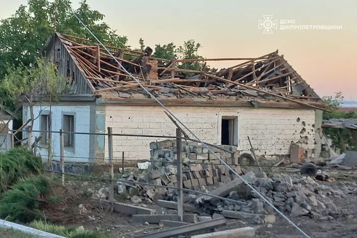 Нічна атака РФ: на Дніпропетровщині постраждав рятувальник із дружиною (фото)