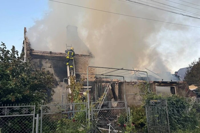 Окупанти вдарили по Луцьку: зруйновані будинки, виникли пожежі