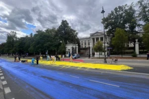 Активісти у Варшаві «привітали» росіян з Днем Державного Прапора України