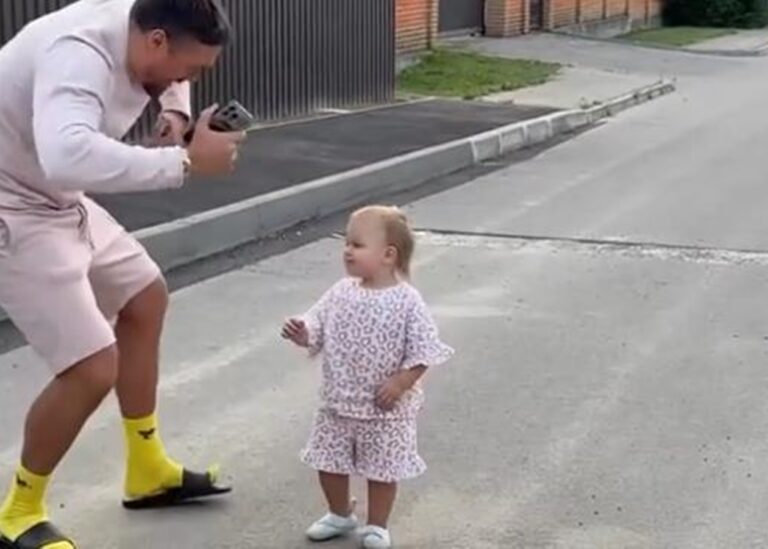 Усик розчулив танцями з однорічною донечкою