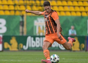 У матчі Шахтаря з Вересом рівненські фани поспівчували втраті батька гравця
