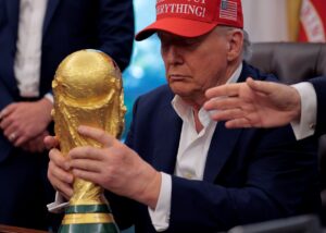 "Можна я залишу його собі?": Трамп не захотів віддавати кубок ЧС з футболу