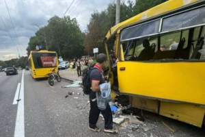 У Києві маршрутка врізалася в автобус, є потерпілі