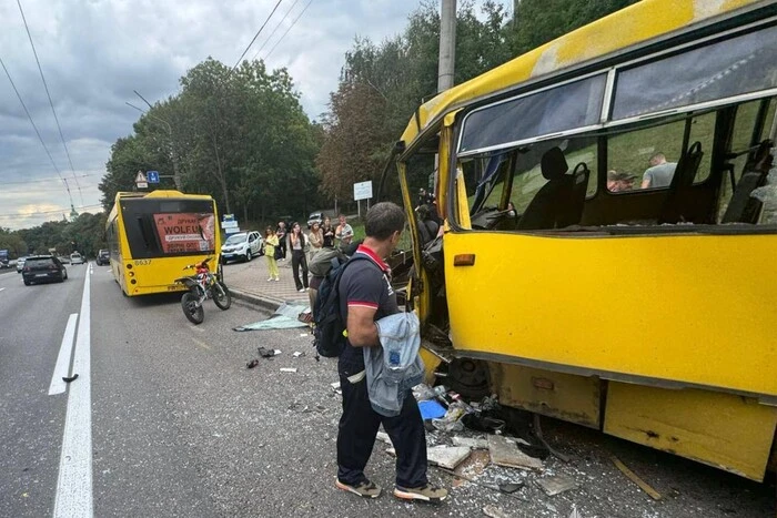 У Києві маршрутка врізалася в автобус, є потерпілі
