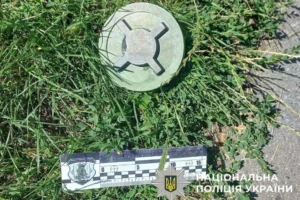 На дитячому майданчику у Києві перехожі помітили  схожий на міну предмет (фото)