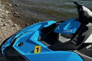 На Хмельниччині гідроскутер врізався в туристичний корабель, є постраждалі
