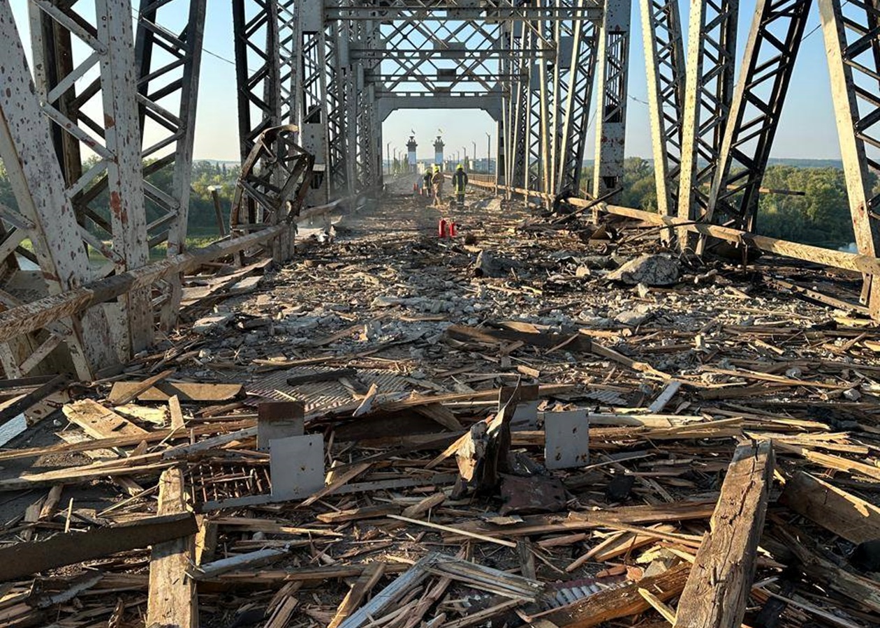 З'явилися кадри пошкодженого РФ мосту у Кременчуці