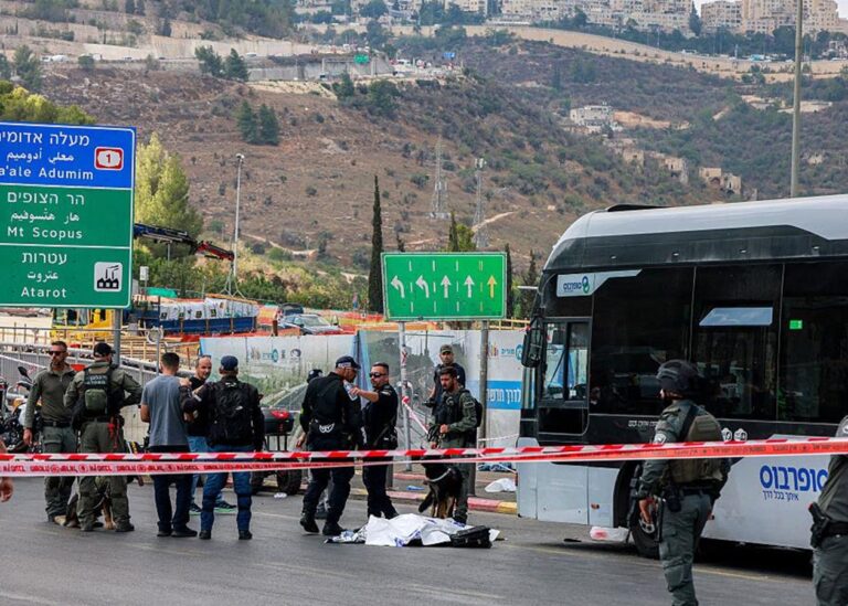 В Єрусалимі розстріляли автобус, багато жертв