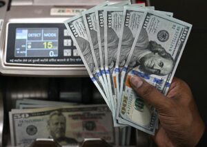 Частка долара у міжнародних розрахунках впала до мінімуму з 2024 року