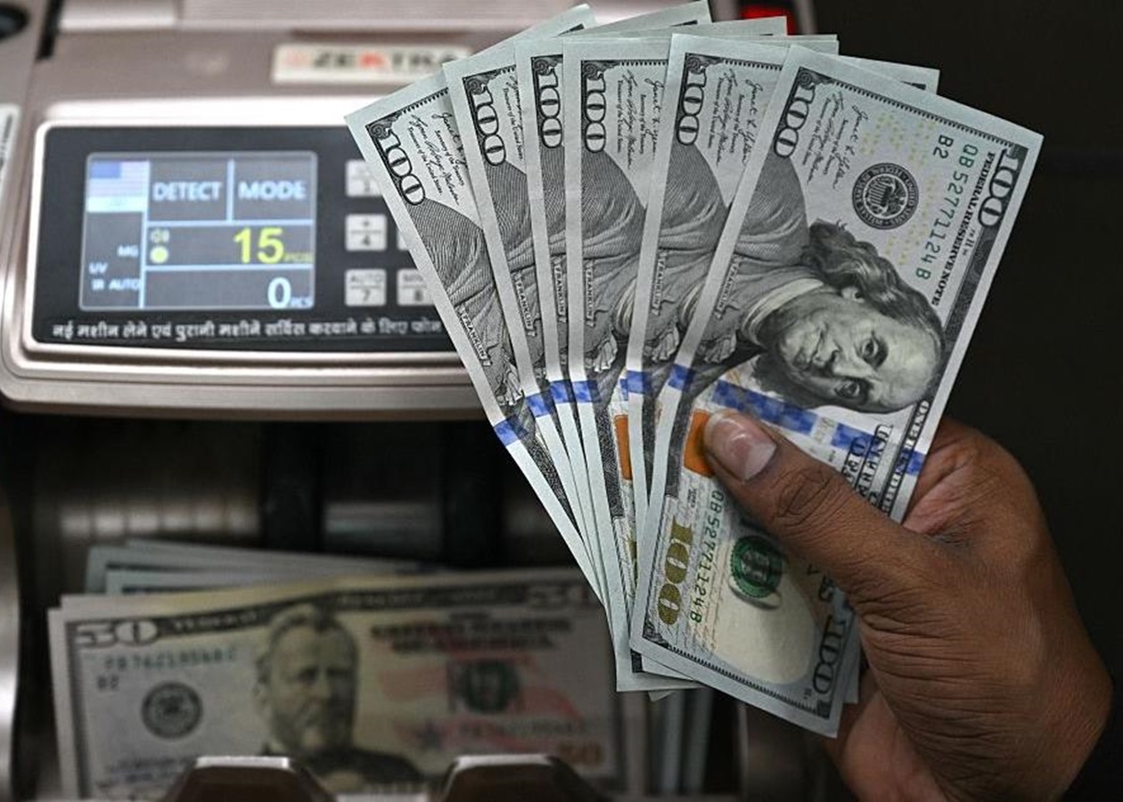 Частка долара у міжнародних розрахунках впала до мінімуму з 2024 року