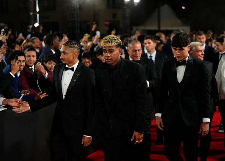 На червоній доріжці Золотого м'яча вболівальники обсвистали Барселону