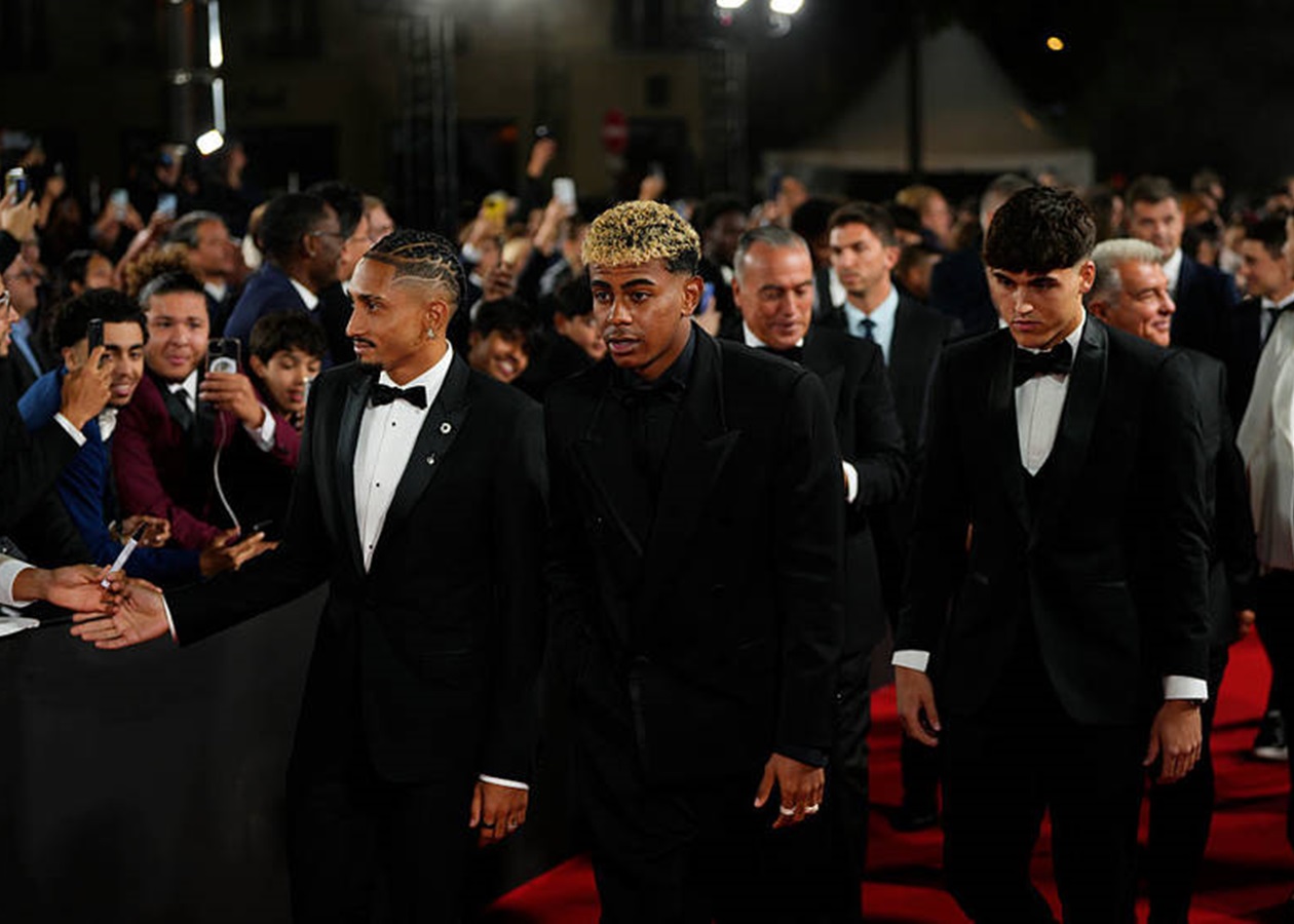 На червоній доріжці Золотого м'яча вболівальники обсвистали Барселону