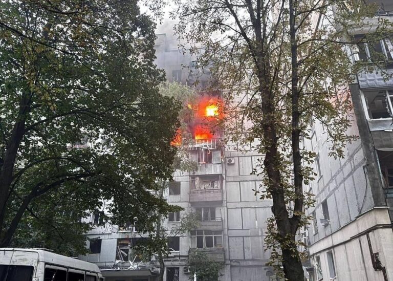 Момент прильоту ракети у Дніпрі потрапив на відео