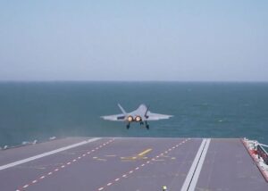 Китай уперше показав зліт винищувача J-15T з авіаносця Фуцзянь