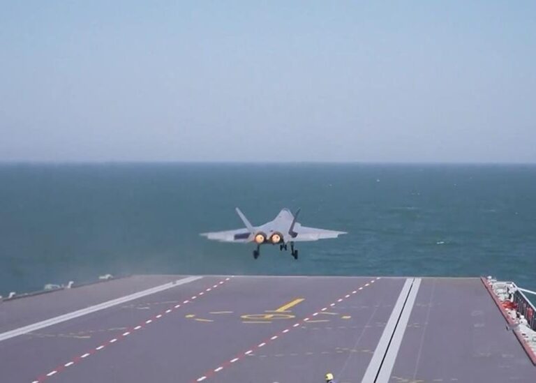 Китай уперше показав зліт винищувача J-15T з авіаносця Фуцзянь