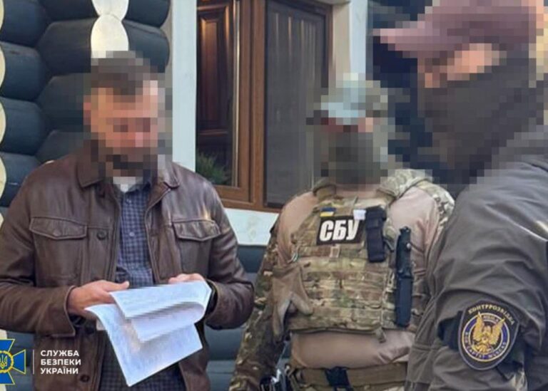 Чиновник МЗС продавав росіянам паспорти для "легалізації" в ЄС